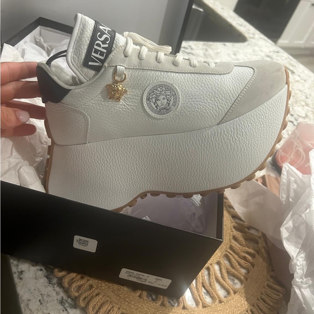 White color with the Versace logo completely original size 8